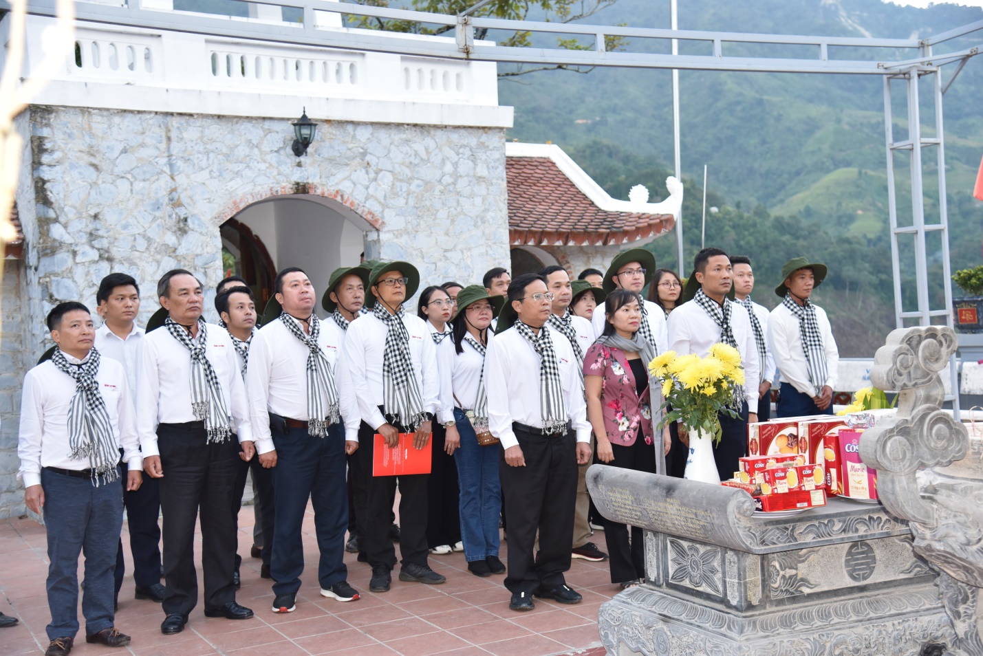 Him Lam Land đồng hành cùng Báo Người Lao Động trao tặng 10.000 lá cờ Tổ Quốc cho vùng biên giới Hà Giang - Ảnh 5.