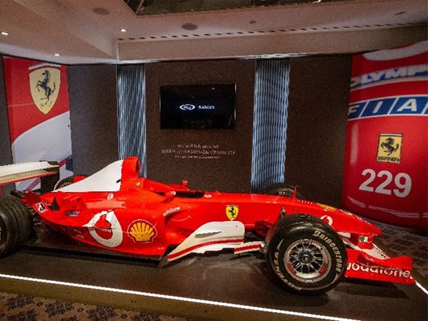 &quot;Chiến mã&quot; của cựu tay đua F1 Schumacher được bán hơn 13 triệu USD - Ảnh 1.