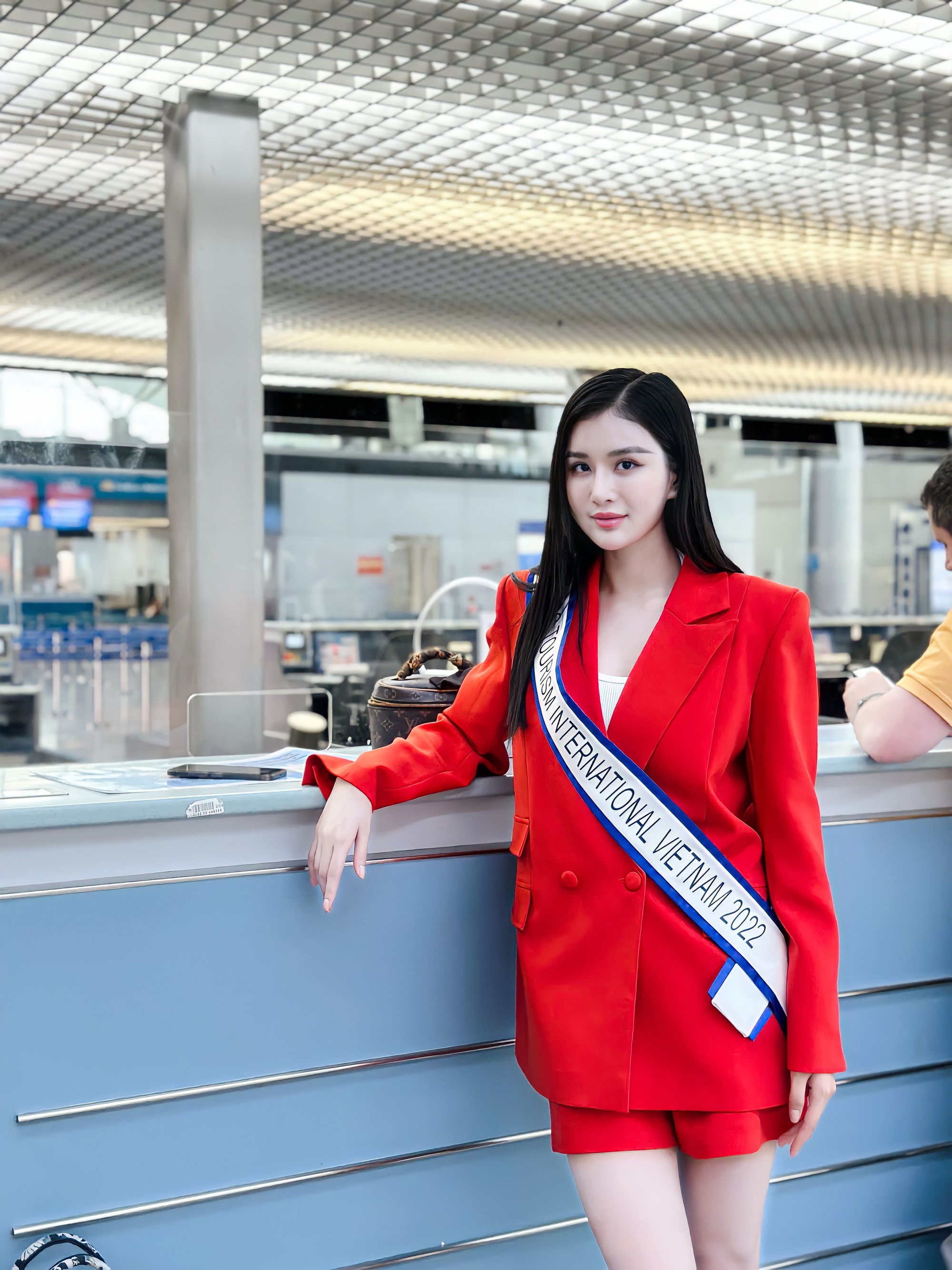 Á hậu Nguyễn Nga mang hơn 150kg hành lý dự thi Hoa hậu Du lịch Quốc tế 2022 - Ảnh 1.
