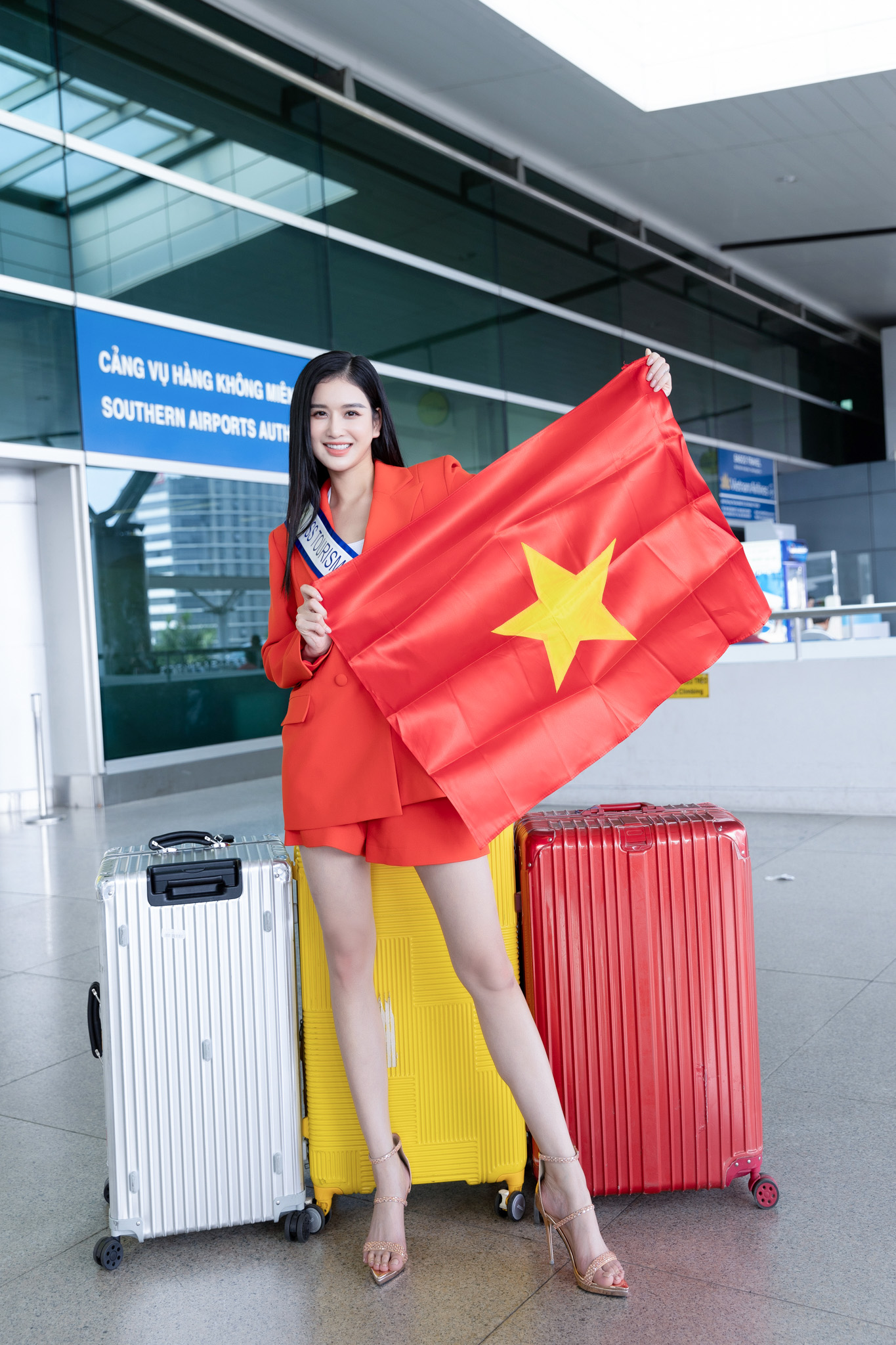 Á hậu Nguyễn Nga mang hơn 150kg hành lý dự thi Hoa hậu Du lịch Quốc tế 2022 - Ảnh 3.