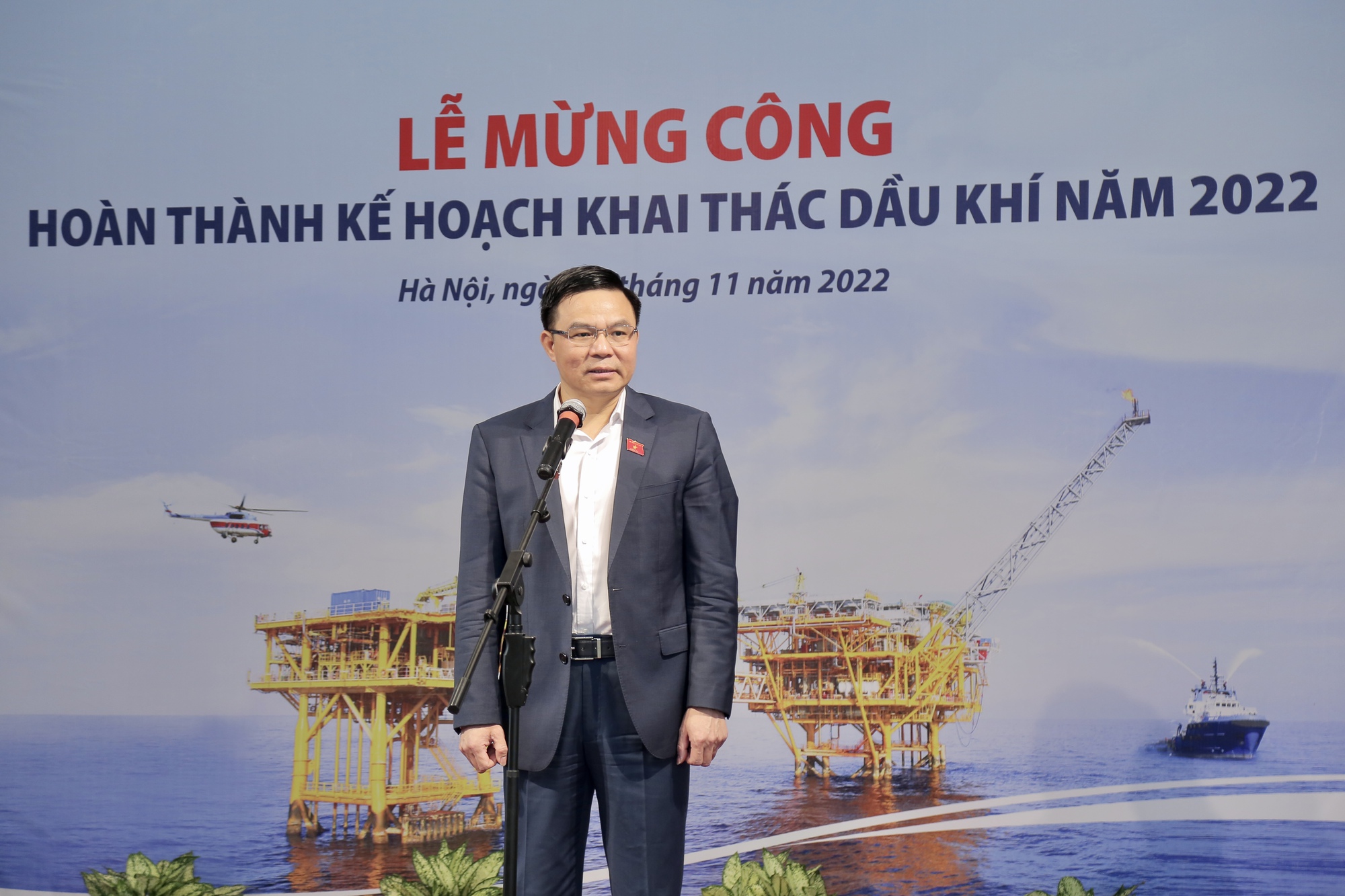 Petrovietnam mừng công hoàn thành sản lượng khai thác dầu khí và các chỉ tiêu tài chính năm 2022 - Ảnh 2.