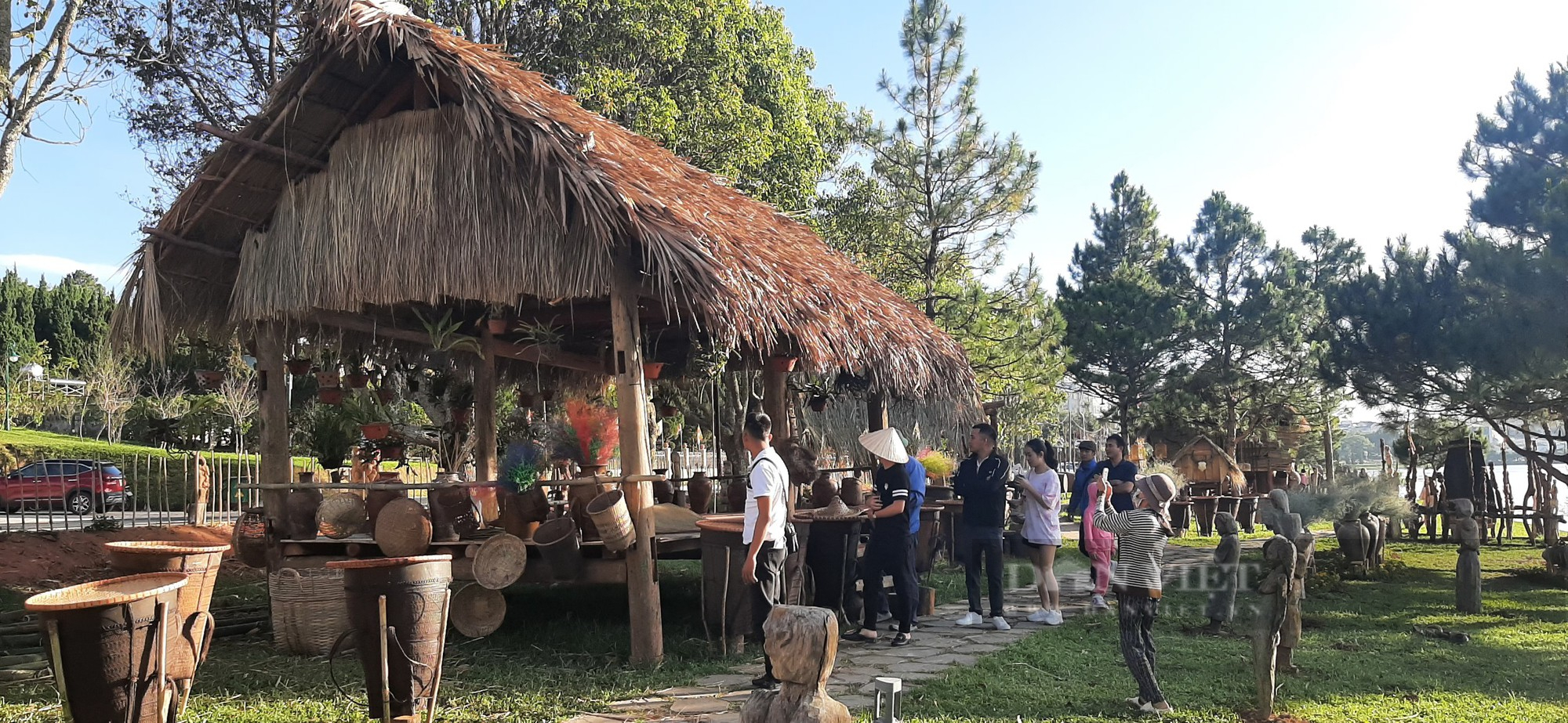 Du khách, người dân mãn nhãn xem trình diễn trang phục thổ cẩm Tây Nguyên bên hồ Xuân Hương - Ảnh 8.