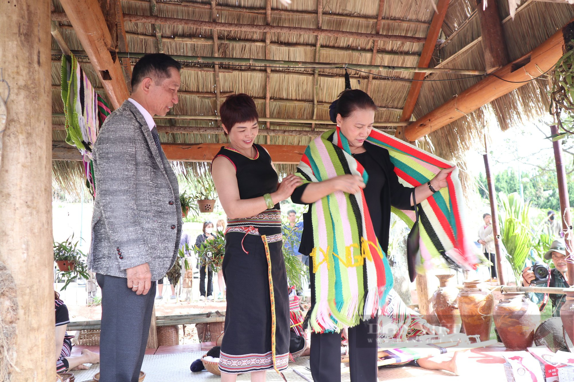 Du khách, người dân mãn nhãn xem trình diễn trang phục thổ cẩm Tây Nguyên bên hồ Xuân Hương - Ảnh 2.