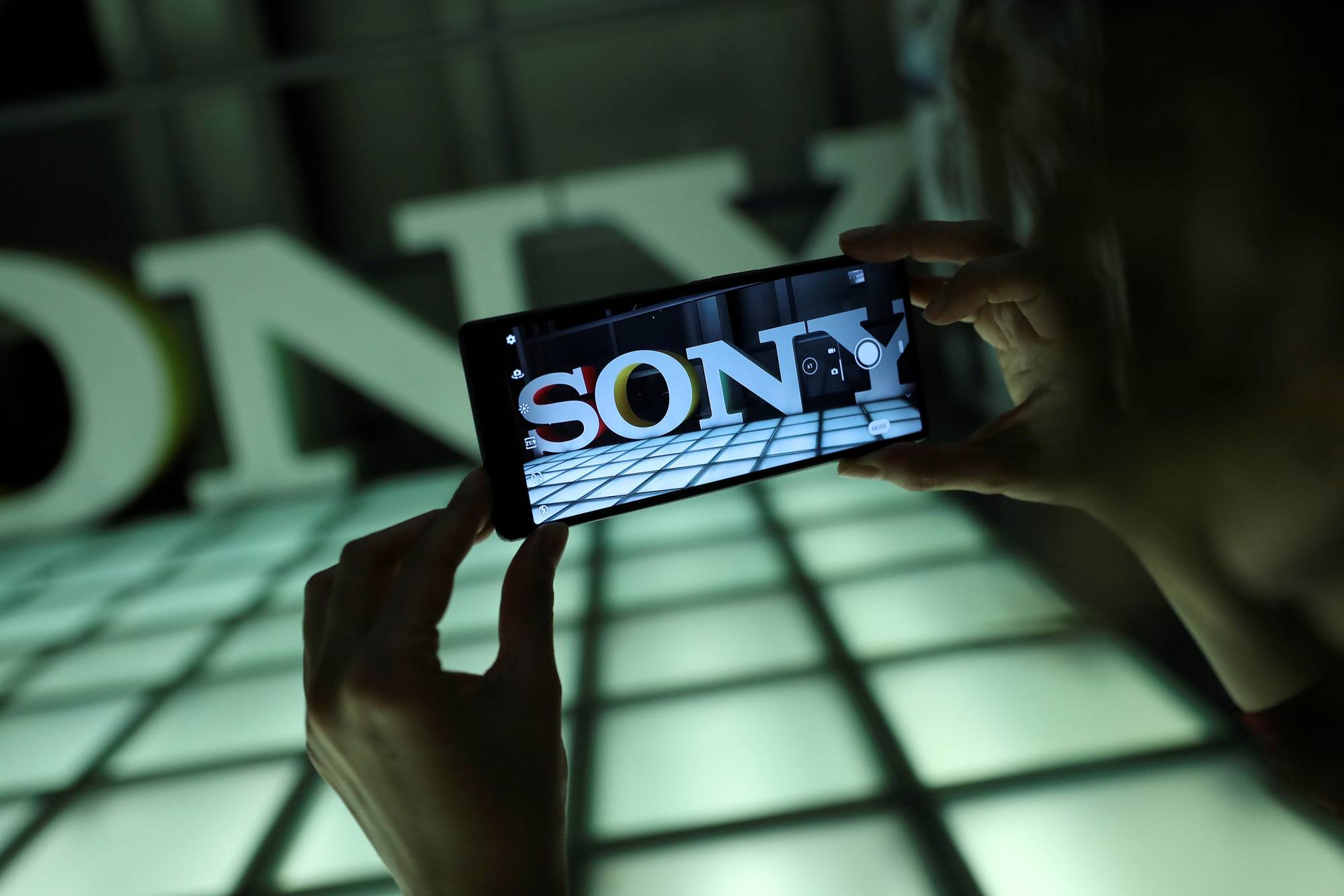 นับตั้งแต่โศกนาฏกรรมการขาดแคลน Sony ได้พยายามใช้ระบบที่ช่วยให้บริษัทสามารถส่งมอบผลิตภัณฑ์ให้กับลูกค้าได้อย่างต่อเนื่อง  แม้แต่ความต้องการชิปในอุปกรณ์พกพา พีซีก็เริ่มชะลอตัวลง แต่ความต้องการชิปในรถยนต์นั้นสูงขึ้นมาก ซึ่งสอดคล้องกับแนวโน้มของการเปลี่ยนผ่านสู่ดิจิทัลในรถยนต์ทั่วโลก  ภาพ: @เอเอฟพี