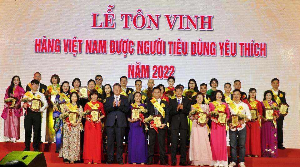 Tôn vinh 213 sản phẩm hàng Việt Nam được người tiêu dùng yêu thích - Ảnh 2.