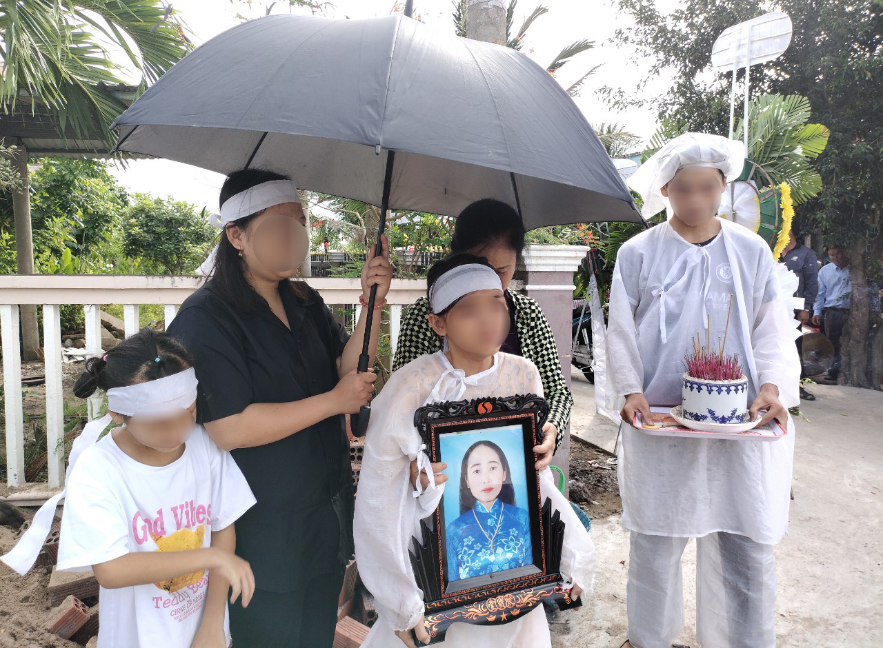 Vụ người phụ nữ bị đánh chết trong khách sạn ở Cà Mau: Tột cùng nỗi đau trong tang lễ - Ảnh 2.