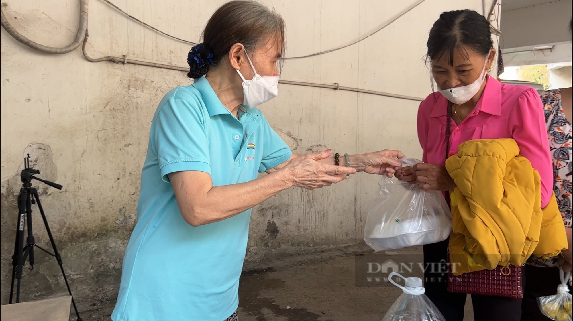Nhóm Nồi Cháo Yêu Thương trao tặng 400 suất cơm đến bệnh nhân nghèo  - Ảnh 14.