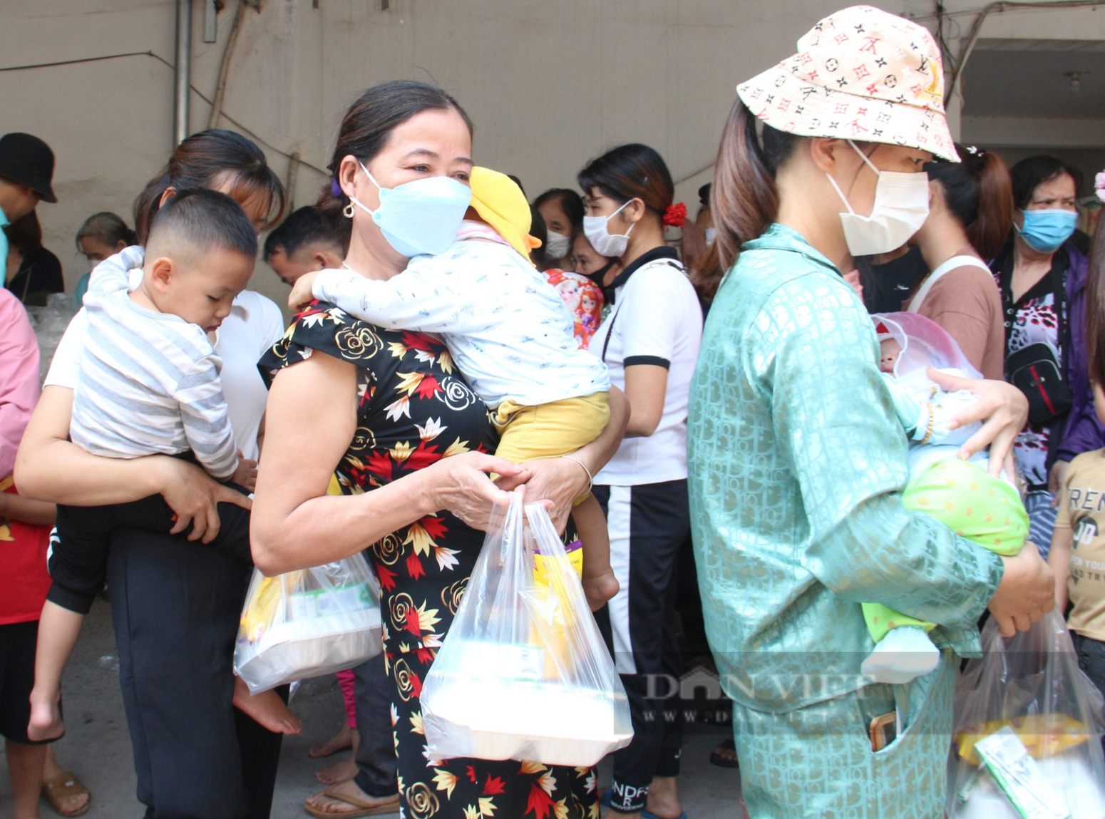 Nhóm Nồi Cháo Yêu Thương trao tặng 400 suất cơm đến bệnh nhân nghèo  - Ảnh 18.