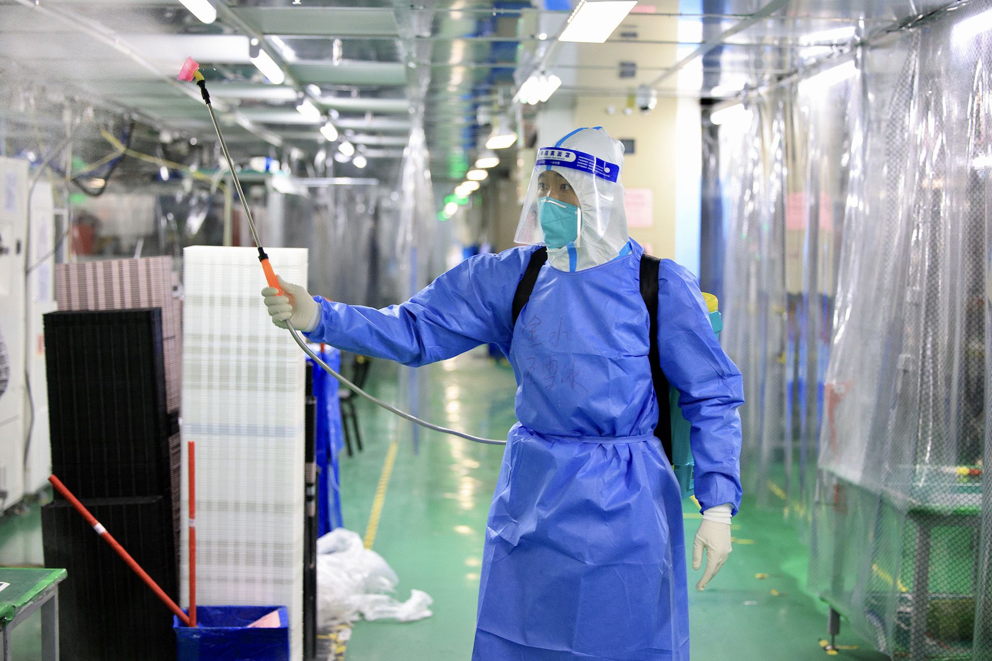 Công nhân nhà máy iPhone ở Trung Quốc được thưởng nóng để trở lại làm việc. Ảnh: @AFP.