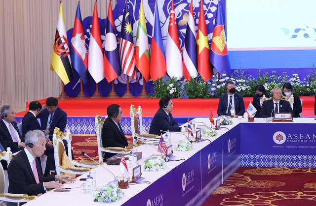 Thủ tướng Phạm Minh Chính: ASEAN sẵn sàng làm trung gian cùng EAS tìm giải pháp cho các thách thức an ninh - Ảnh 1.