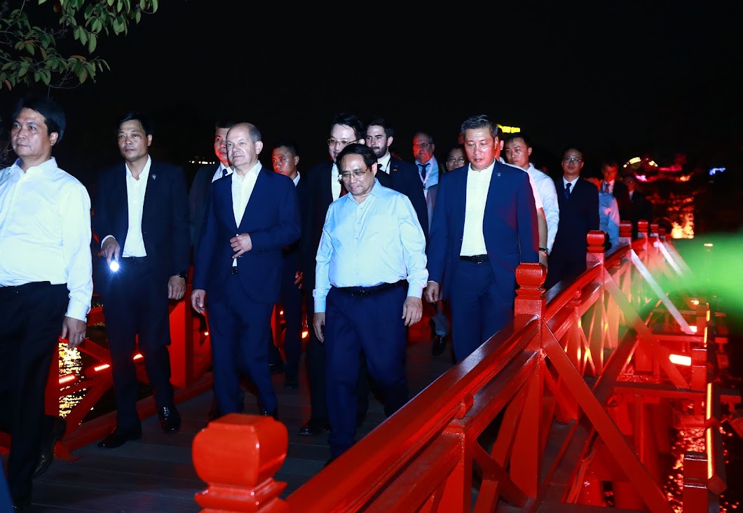 Thủ tướng Đức Olaf Scholz cùng Thủ tướng Phạm Minh Chính dạo bộ đêm Hồ Gươm - Ảnh 5.