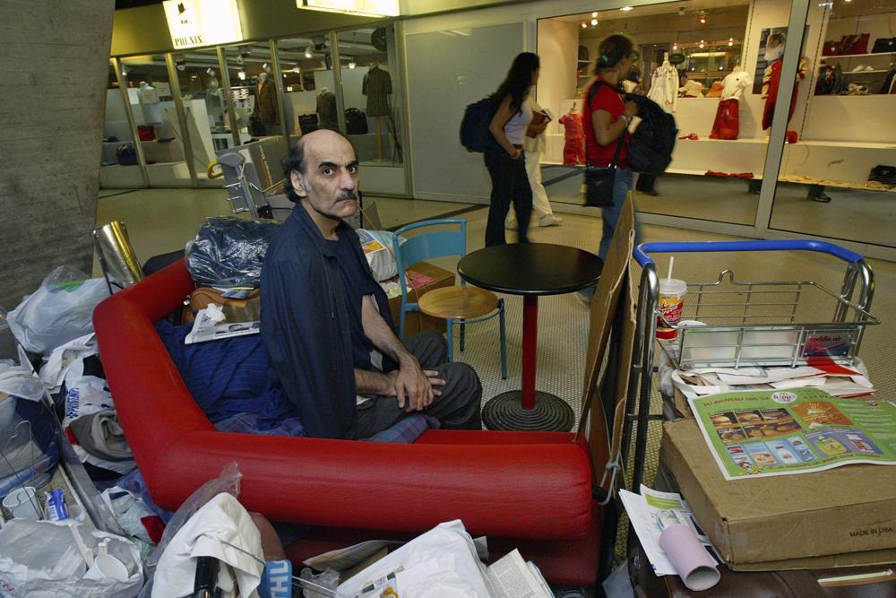 Du khách Iran, người truyền cảm hứng cho &quot;The Terminal&quot; qua đời - Ảnh 1.