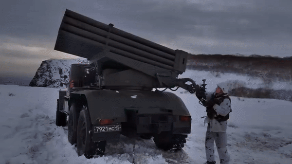 &quot;Mưa đá&quot; BM-21 Grad Ukraine chưa kịp tái nạp rocket đã bị UAV tự sát Nga phá hủy - Ảnh 5.