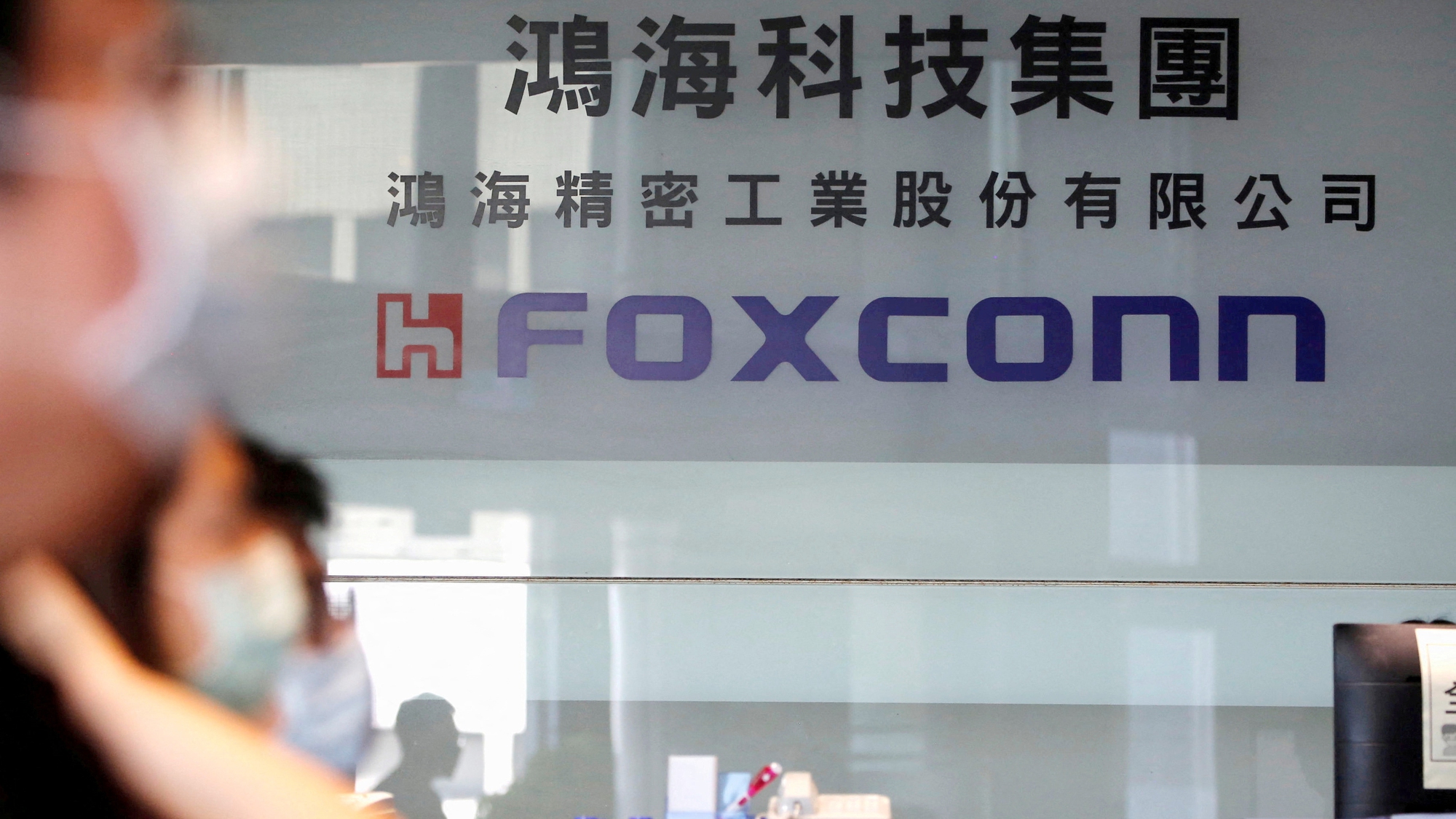 &quot;Nhà máy do Foxconn điều hành đang hoạt động với &quot;công suất giảm đáng kể&quot;, Apple nhận định. Ảnh: @AFP.