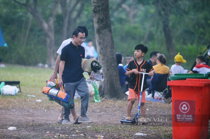 Hàng nghìn người đổ về công viên Yên Sở cắm trại, mang khoai, gà nướng khói nghi ngút  - Ảnh 3.