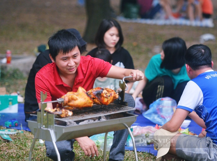 Hàng nghìn người đổ về công viên Yên Sở cắm trại, mang khoai, gà nướng khói nghi ngút  - Ảnh 6.