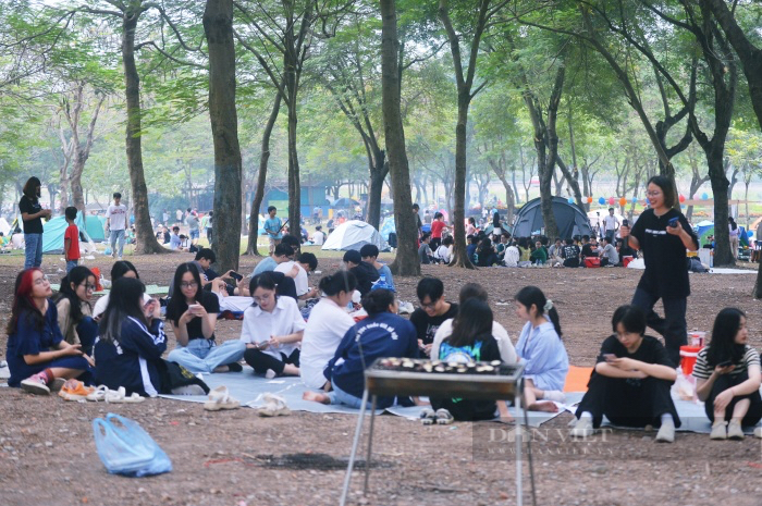 Hàng nghìn người đổ về công viên Yên Sở cắm trại, mang khoai, gà nướng khói nghi ngút  - Ảnh 9.