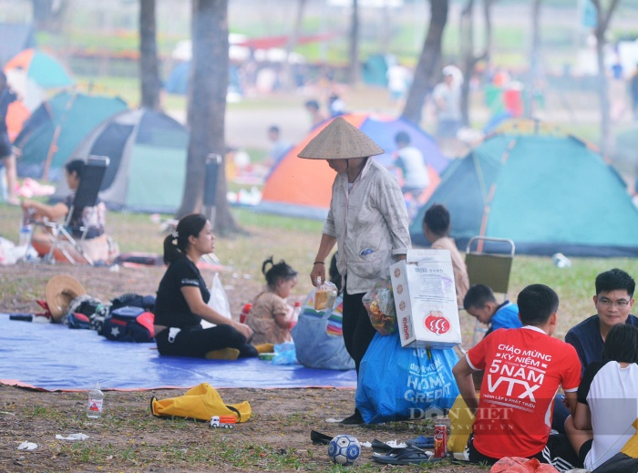 Hàng nghìn người đổ về công viên Yên Sở cắm trại, mang khoai, gà nướng khói nghi ngút  - Ảnh 12.