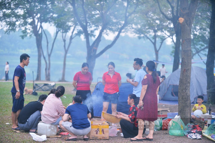 Hàng nghìn người đổ về công viên Yên Sở cắm trại, mang khoai, gà nướng khói nghi ngút  - Ảnh 5.