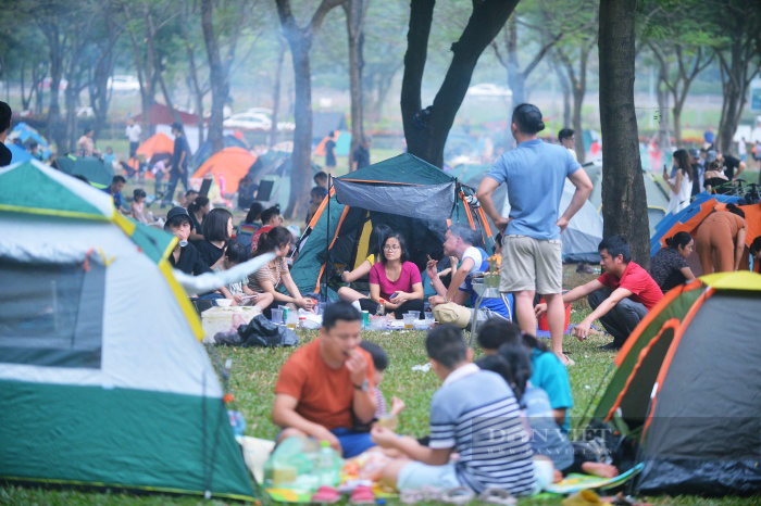Hàng nghìn người đổ về công viên Yên Sở cắm trại, mang khoai, gà nướng khói nghi ngút  - Ảnh 1.