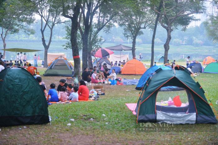 Hàng nghìn người đổ về công viên Yên Sở cắm trại, mang khoai, gà nướng khói nghi ngút  - Ảnh 2.