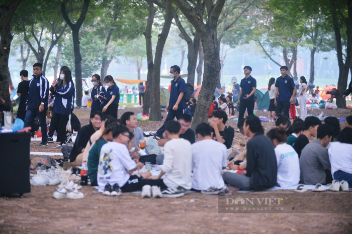 Hàng nghìn người đổ về công viên Yên Sở cắm trại, mang khoai, gà nướng khói nghi ngút  - Ảnh 8.