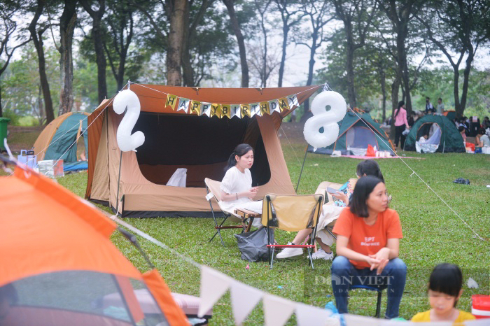 Hàng nghìn người đổ về công viên Yên Sở cắm trại, mang khoai, gà nướng khói nghi ngút  - Ảnh 10.