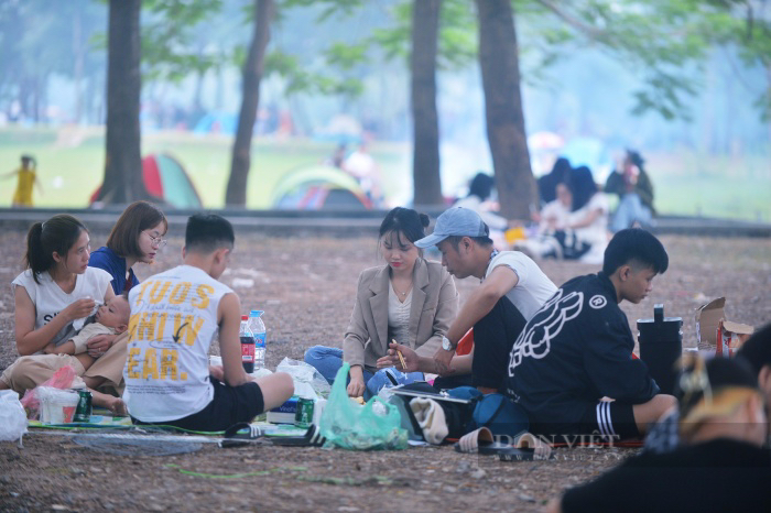 Hàng nghìn người đổ về công viên Yên Sở cắm trại, mang khoai, gà nướng khói nghi ngút  - Ảnh 15.