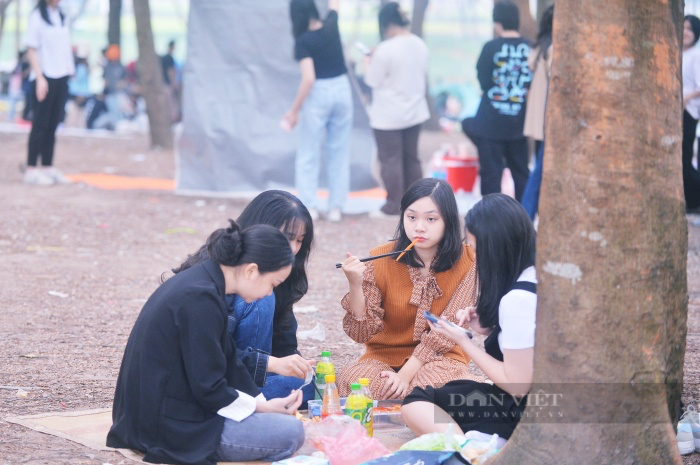 Hàng nghìn người đổ về công viên Yên Sở cắm trại, mang khoai, gà nướng khói nghi ngút  - Ảnh 13.