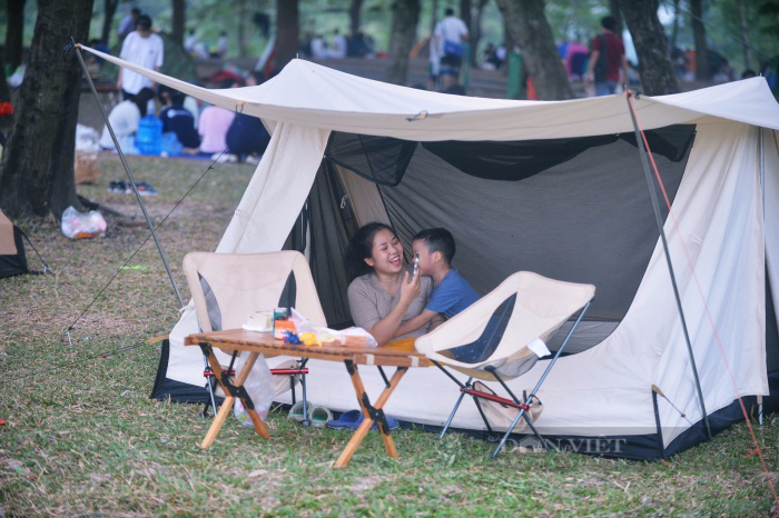 Hàng nghìn người đổ về công viên Yên Sở cắm trại, mang khoai, gà nướng khói nghi ngút  - Ảnh 14.