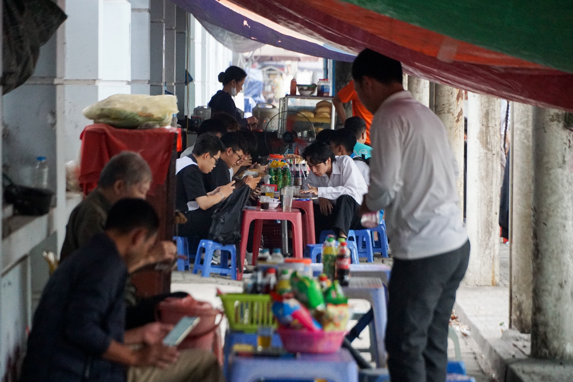 Các nhà chờ xe buýt ở Hà Nội bị &quot;hô biến&quot; thành hàng quán, rác thải bủa vây - Ảnh 8.