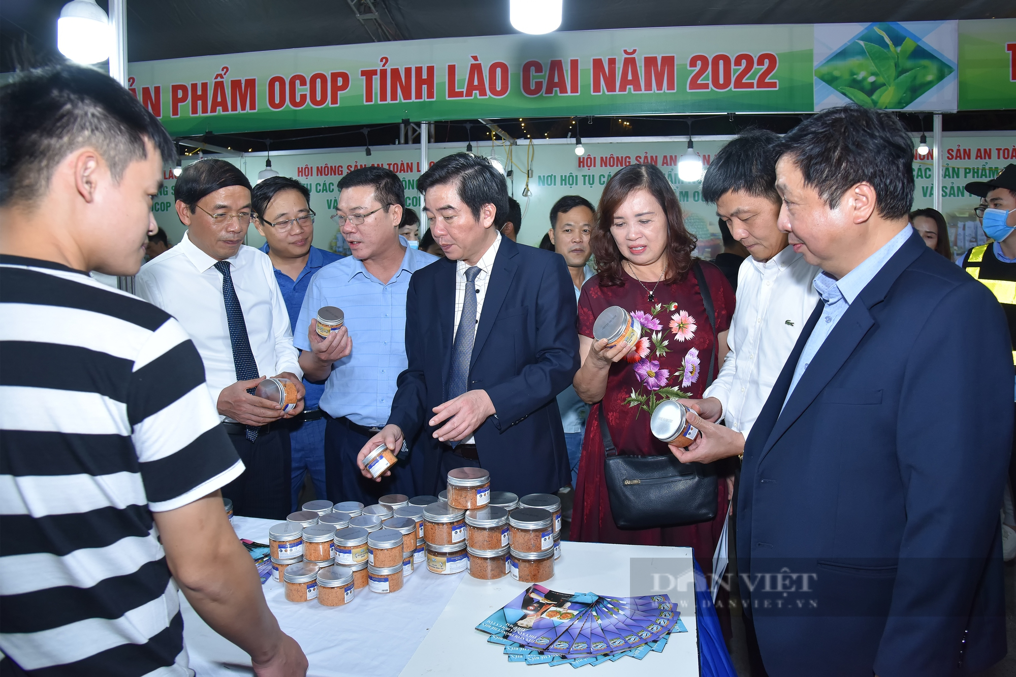 Người dân Thủ đô mê mẩn với hơn 2.000 sản phẩm OCOP trưng bày tại phố đi bộ Trịnh Công Sơn - Ảnh 4.