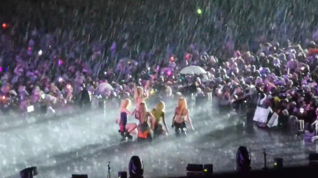 Ban nhạc nữ Hàn Quốc biểu diễn trong thời tiết sấm sét, mưa lớn - Ảnh 3.