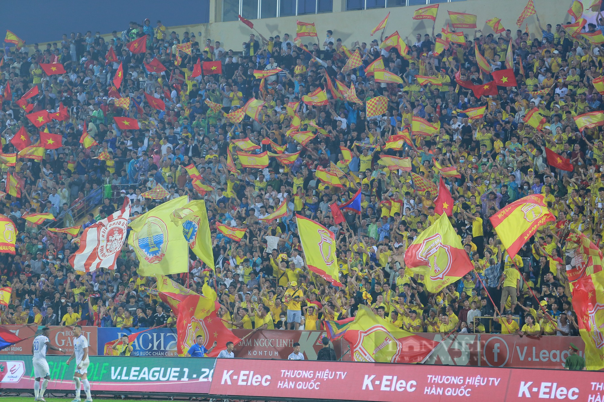 Các cầu thủ Nam Định ăn mừng sau khi trụ hạng thành công - Ảnh 2.