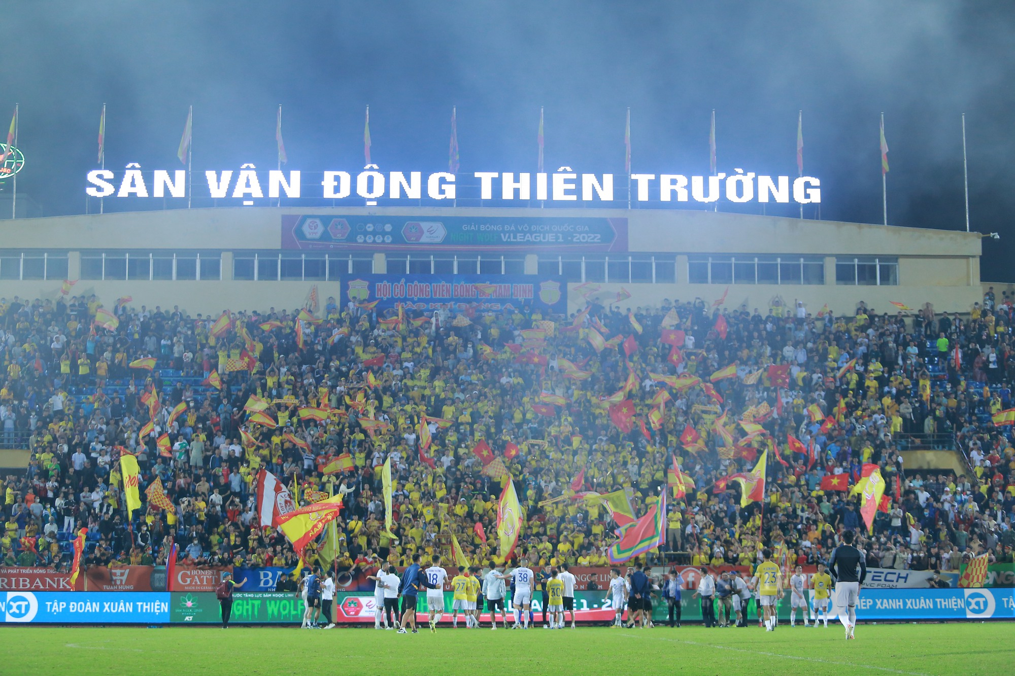 Các cầu thủ Nam Định ăn mừng sau khi trụ hạng thành công - Ảnh 7.