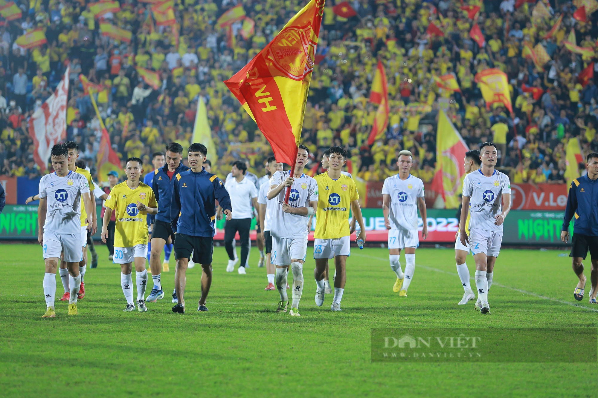 Các cầu thủ Nam Định ăn mừng sau khi trụ hạng thành công - Ảnh 3.