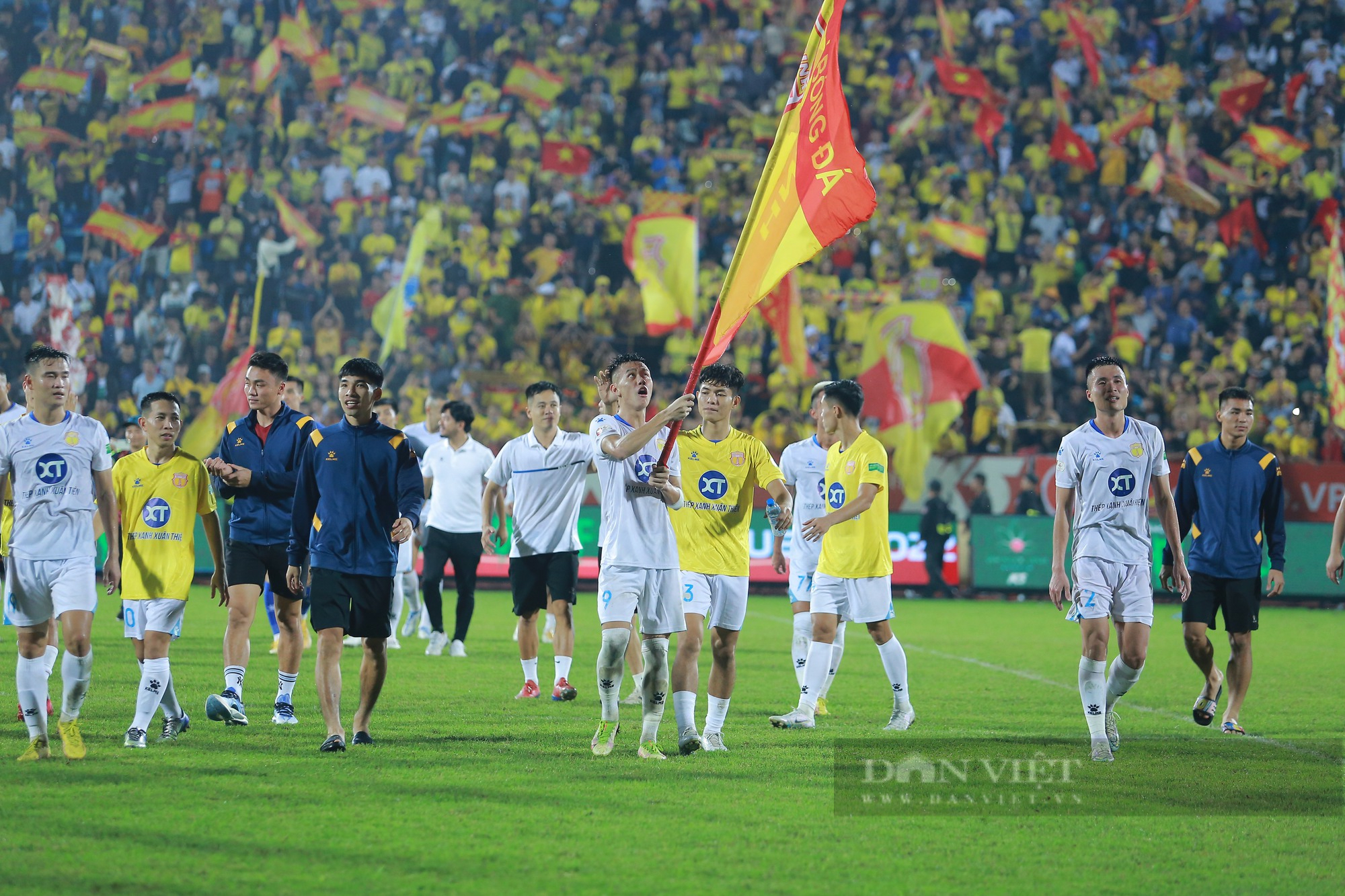 Các cầu thủ Nam Định ăn mừng sau khi trụ hạng thành công - Ảnh 10.