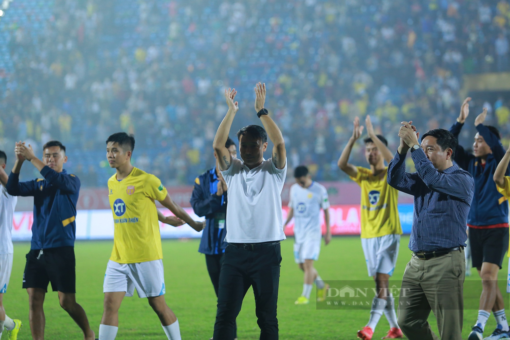 Các cầu thủ Nam Định ăn mừng sau khi trụ hạng thành công - Ảnh 4.