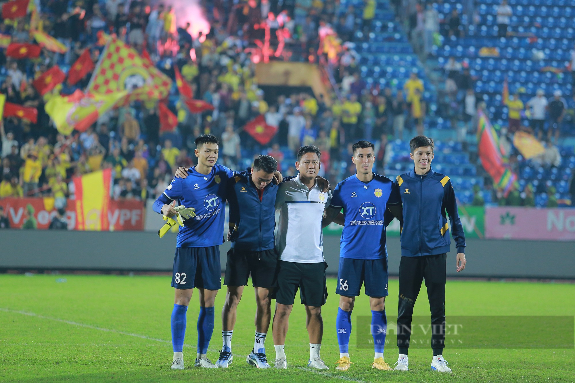 Các cầu thủ Nam Định ăn mừng sau khi trụ hạng thành công - Ảnh 8.