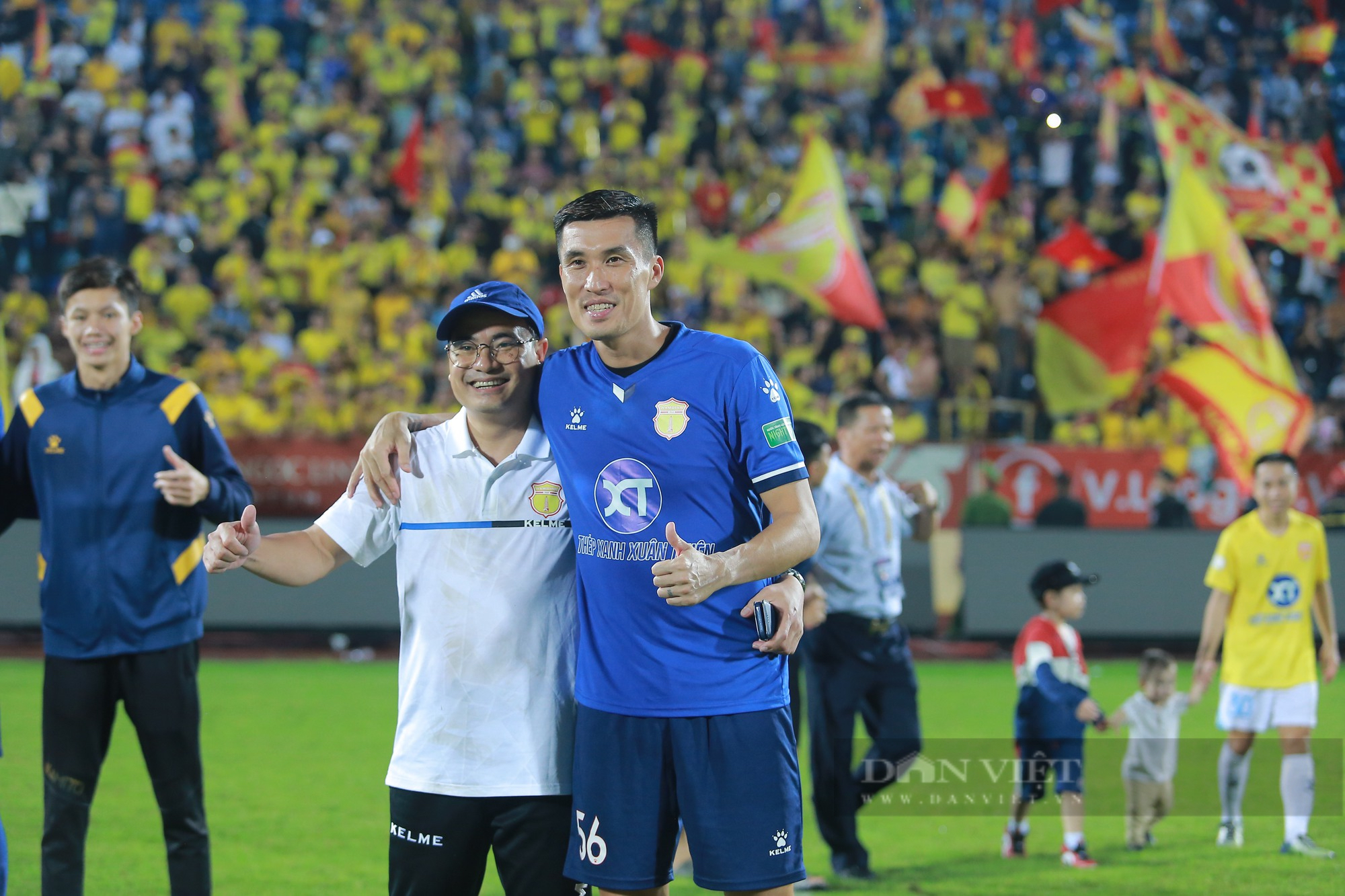 Các cầu thủ Nam Định ăn mừng sau khi trụ hạng thành công - Ảnh 5.