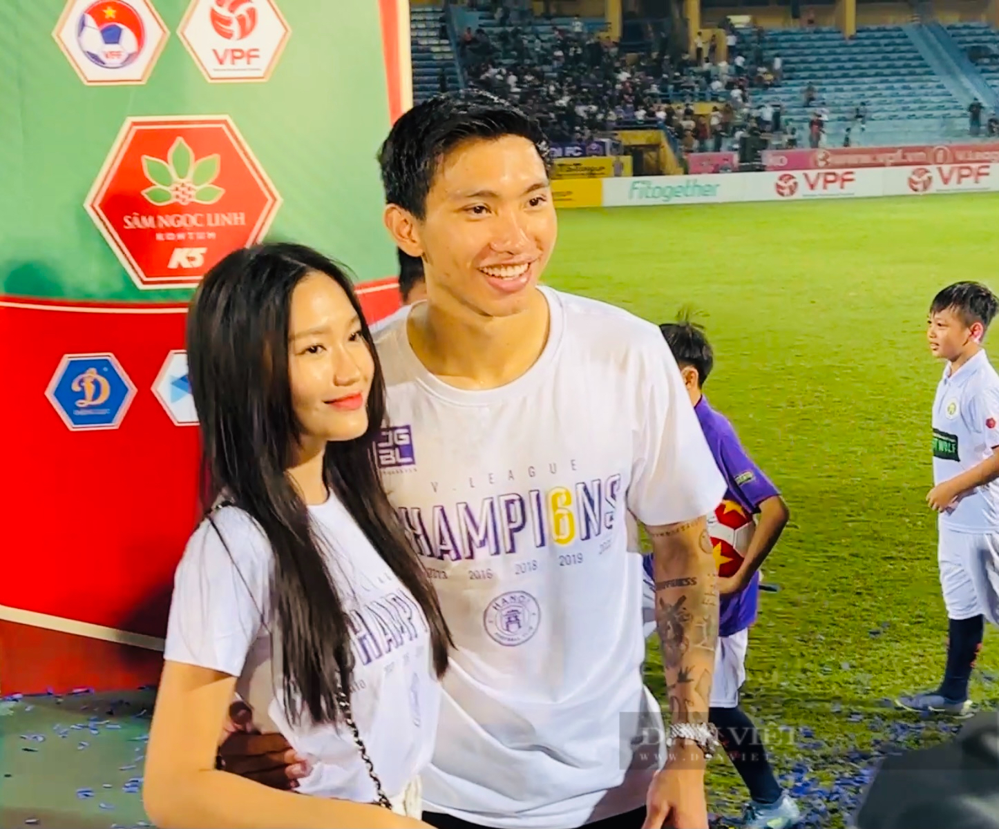 Hoa hậu Đỗ Mỹ Linh nâng cúp vô địch cùng Hà Nội FC - Ảnh 7.