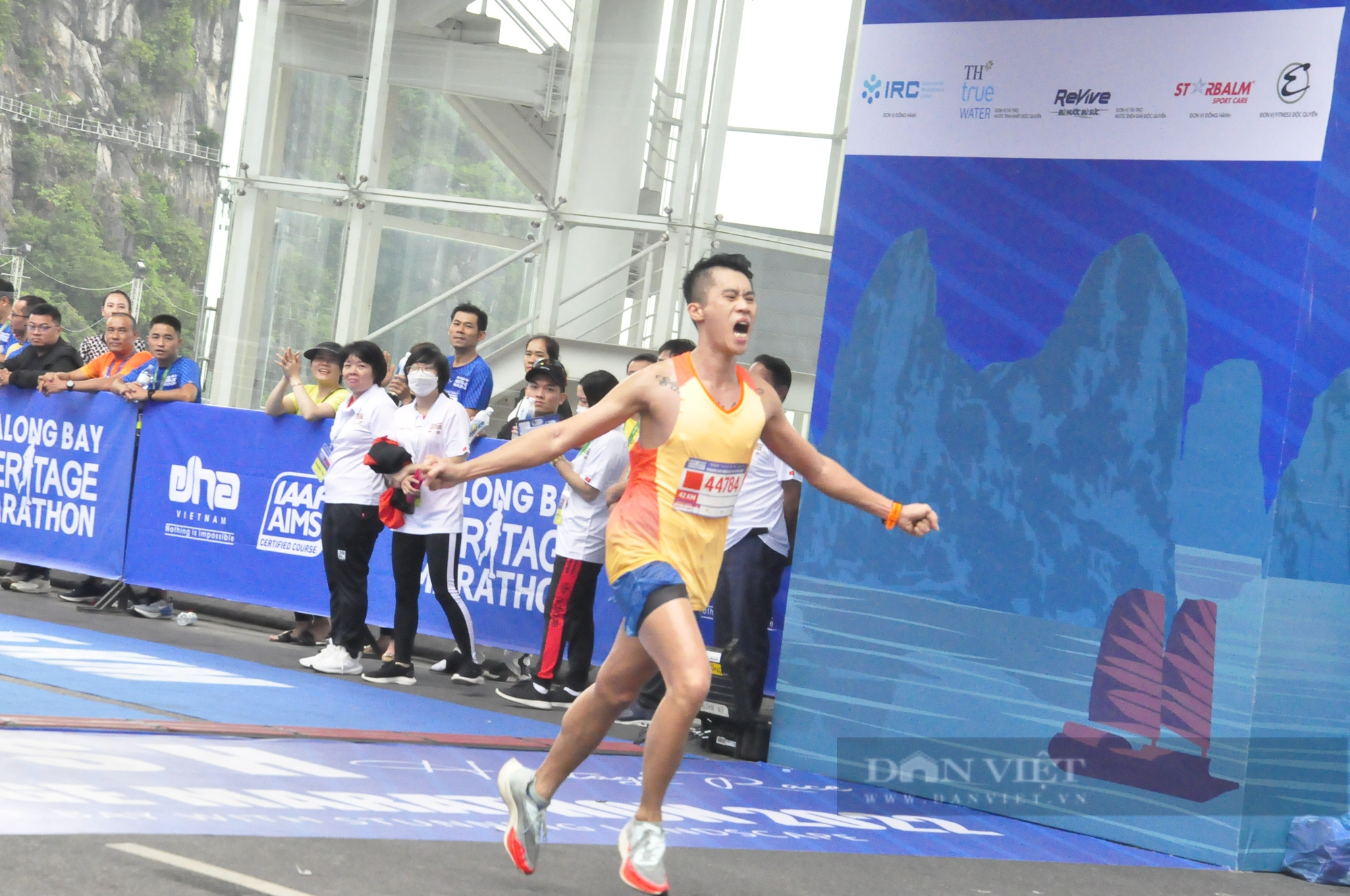 &quot;Runner&quot; 4 tuổi tham gia Marathon Quốc tế Di sản vịnh Hạ Long - Ảnh 7.