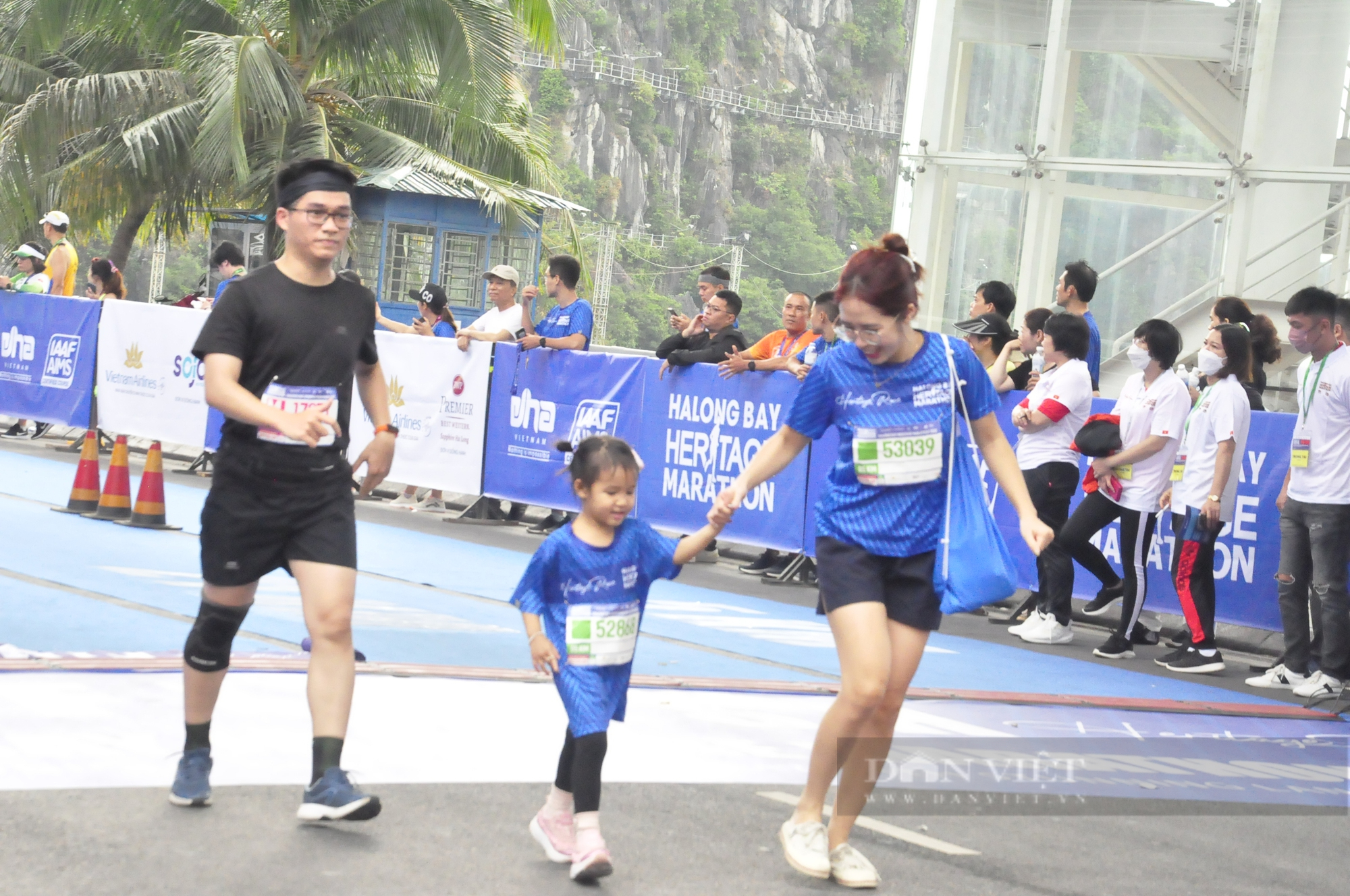 &quot;Runner&quot; 4 tuổi tham gia Marathon Quốc tế Di sản vịnh Hạ Long - Ảnh 9.