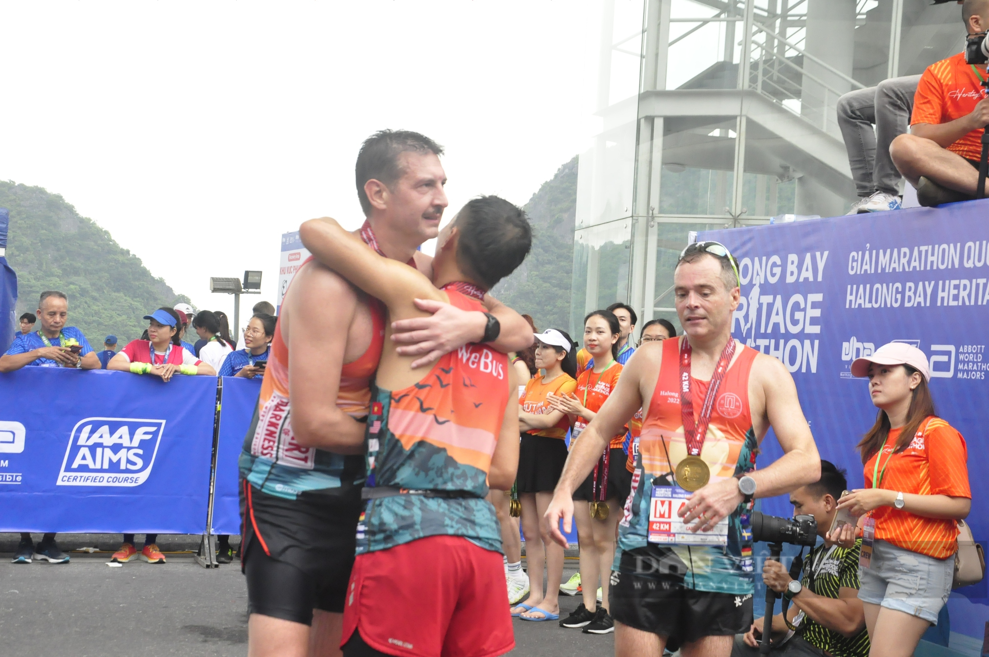 &quot;Runner&quot; 4 tuổi tham gia Marathon Quốc tế Di sản vịnh Hạ Long - Ảnh 3.