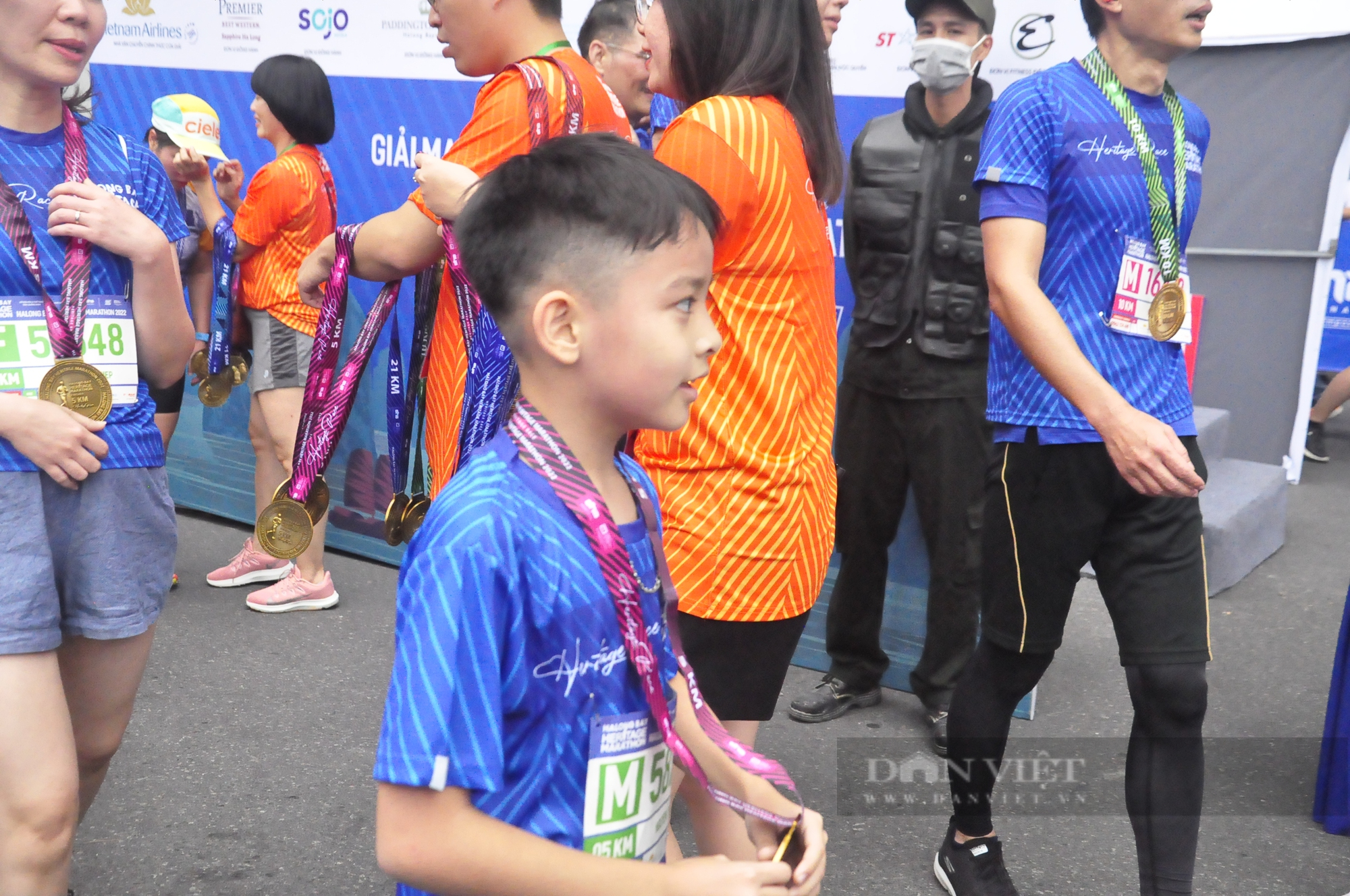 &quot;Runner&quot; 4 tuổi tham gia Marathon Quốc tế Di sản vịnh Hạ Long - Ảnh 10.