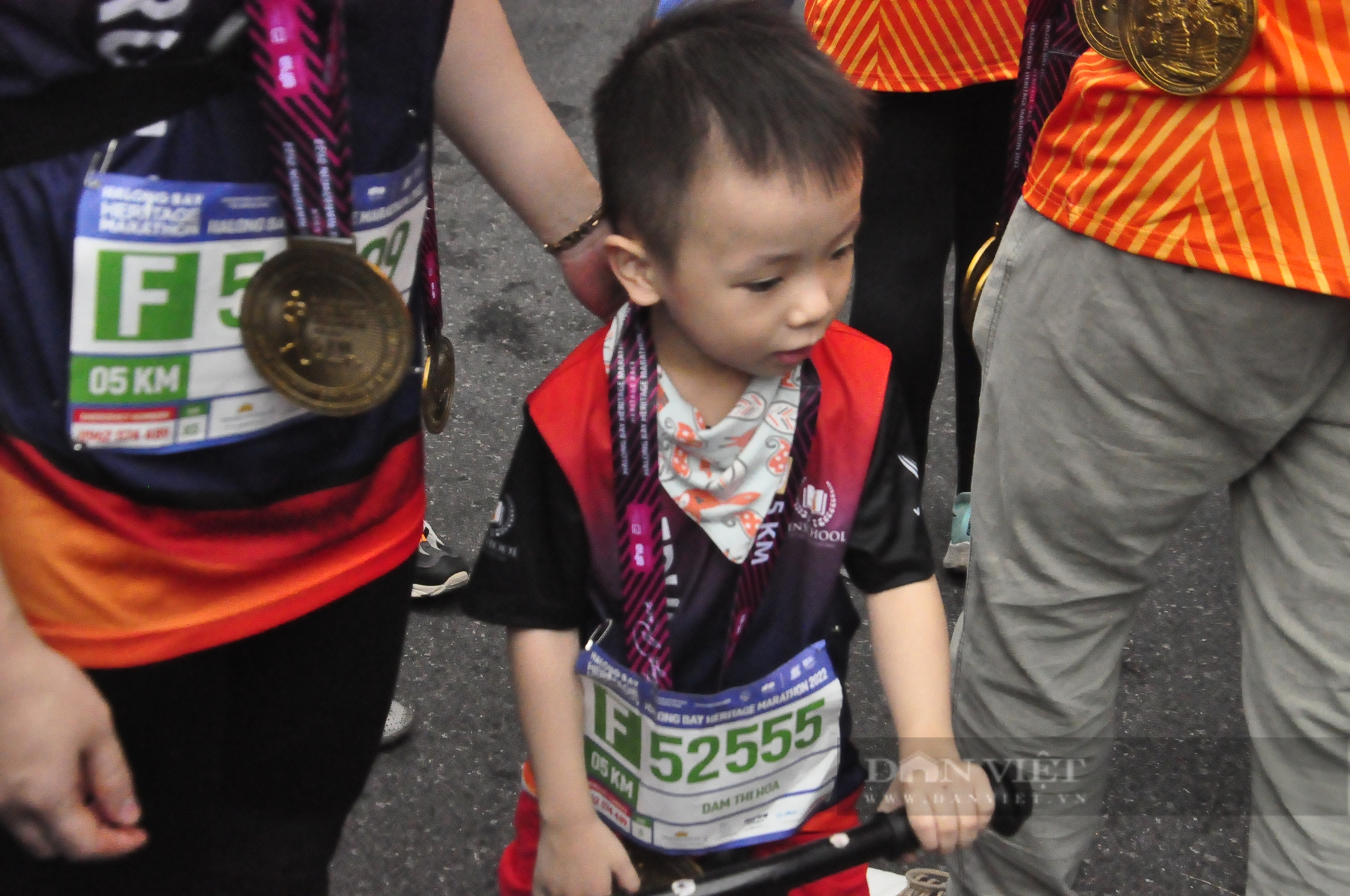 &quot;Runner&quot; 4 tuổi tham gia Marathon Quốc tế Di sản vịnh Hạ Long - Ảnh 11.