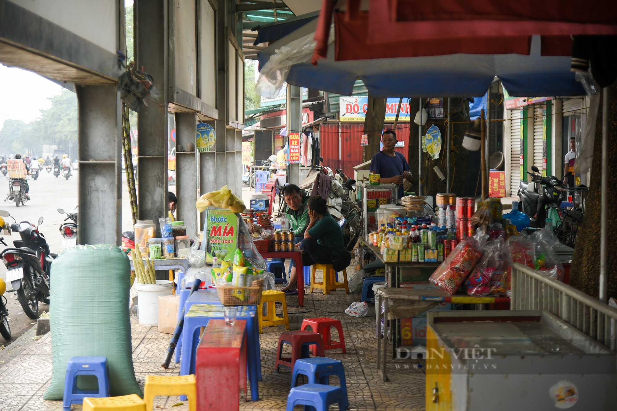 Các nhà chờ xe buýt ở Hà Nội bị &quot;hô biến&quot; thành hàng quán, rác thải bủa vây - Ảnh 4.