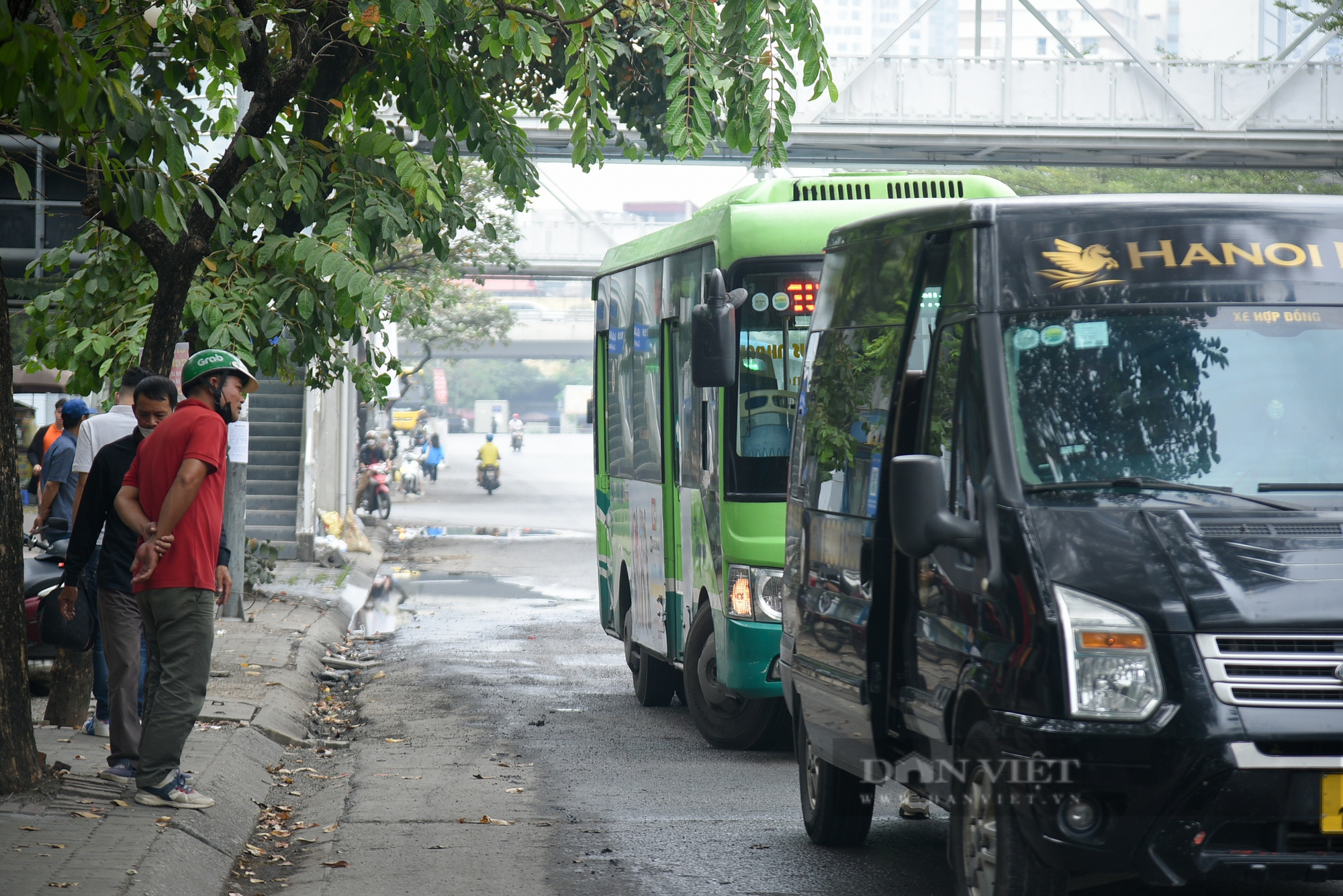 Các nhà chờ xe buýt ở Hà Nội bị &quot;hô biến&quot; thành hàng quán, rác thải bủa vây - Ảnh 14.