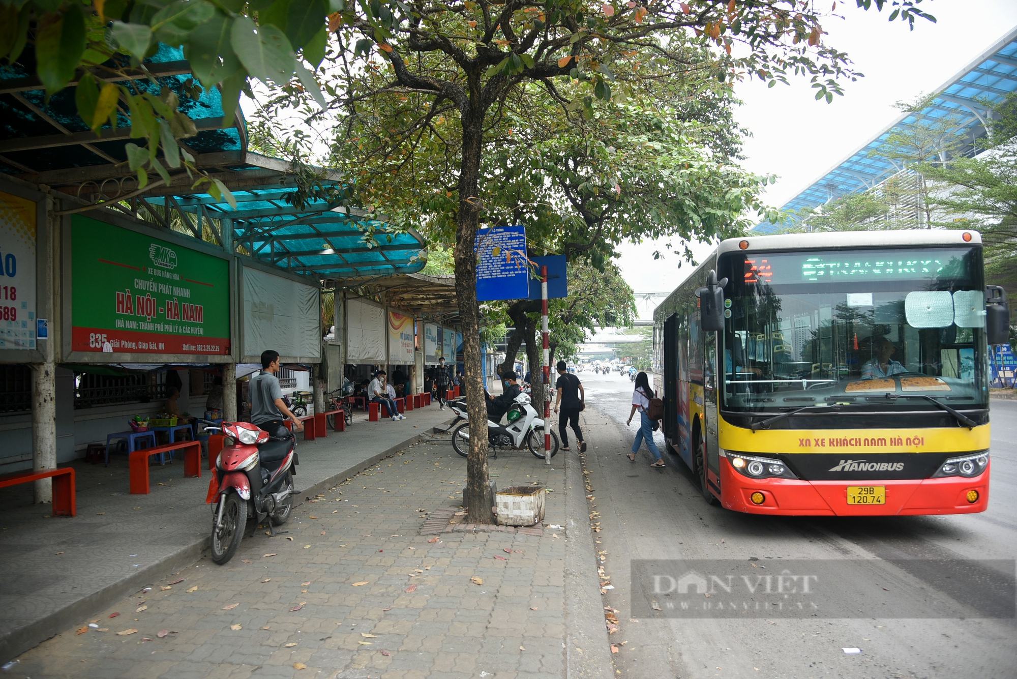 Các nhà chờ xe buýt ở Hà Nội bị &quot;hô biến&quot; thành hàng quán, rác thải bủa vây - Ảnh 7.