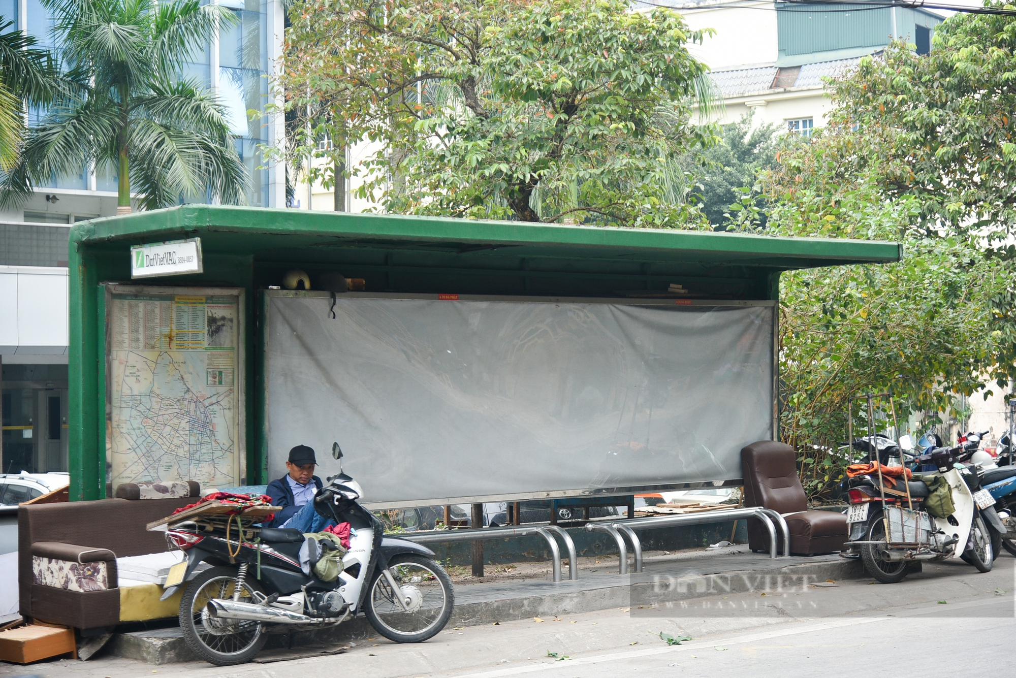 Các nhà chờ xe buýt ở Hà Nội bị &quot;hô biến&quot; thành hàng quán, rác thải bủa vây - Ảnh 12.
